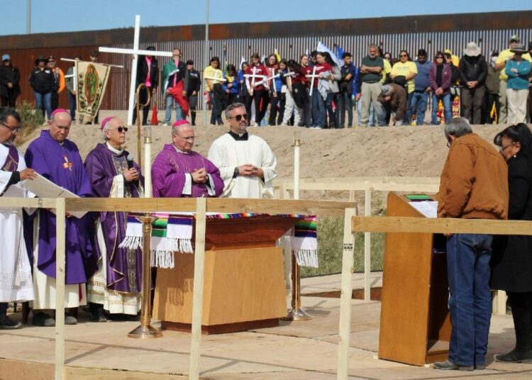 Celebran misa sobre el río Bravo en memoria de migrantes muertos