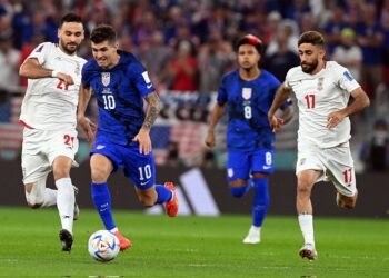 Inglaterra avanza a octavos de final tras vencer 3-0 a Gales