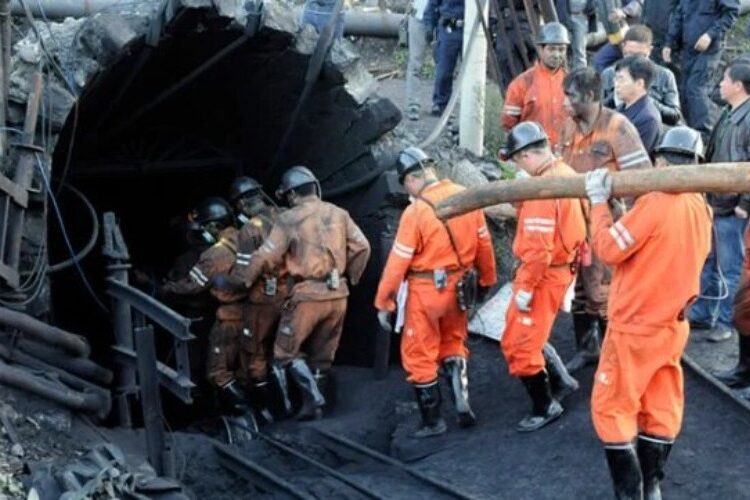 Más de 50 personas atrapadas en una mina de China