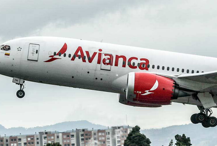 Usuarios denuncian que Avianca “cobra hasta $150” por permitir llevar Pollo Campero en sus vuelos