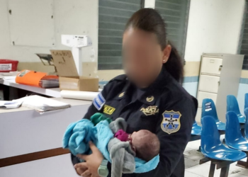 PNC rescata a recién nacida abandona en predio baldío de Apopa