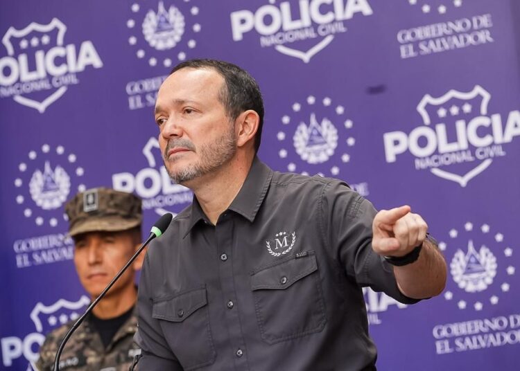 Gabinete de Seguridad presenta al responsable del homicidio del exalcalde del Puerto de La Libertad y su esposa