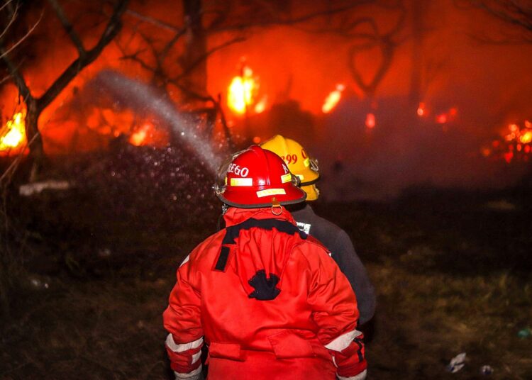Bomberos sofocan incendio en vivienda de San Juan Opico, La Libertad