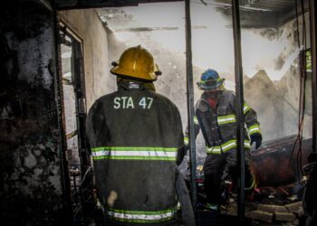 Vivienda es consumida por las llamas en San Salvador