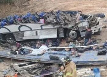 Al menos 15 fallecidos tras volcar autobús en México