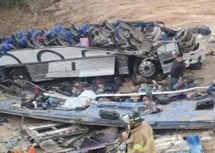 Al menos 15 fallecidos tras volcar autobús en México