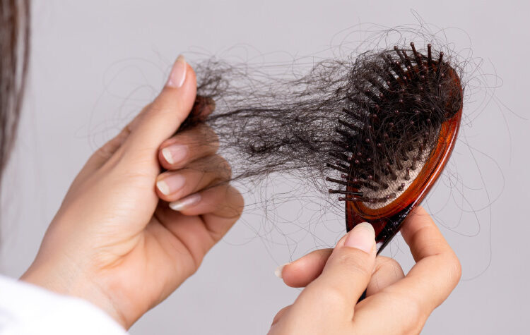 Especialistas señalan que la menopausia afecta el cabello de la mujer