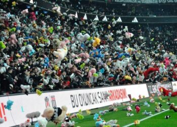 Lluvia de peluches en un campo de fútbol de Turquía para niños afectados por el terremoto