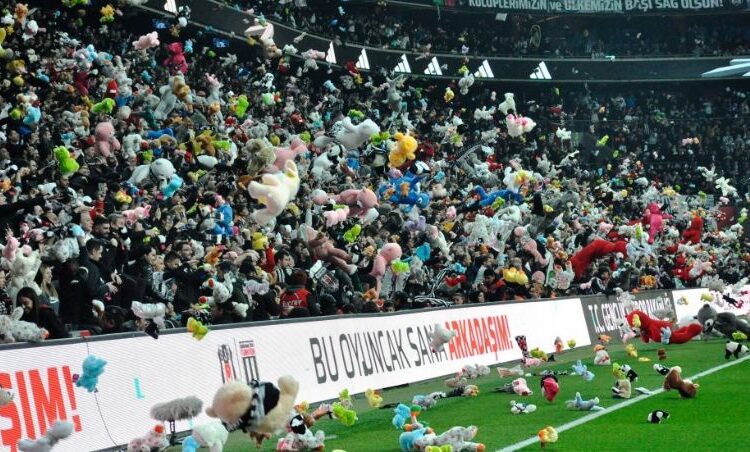 Lluvia de peluches en un campo de fútbol de Turquía para niños afectados por el terremoto