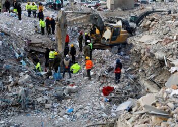 Rescatan a 3 jóvenes en Turquía tras 198 horas atrapados