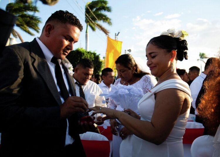 Más de 250 parejas se casan en una boda masiva en Nicaragua en el Día de San Valentín
