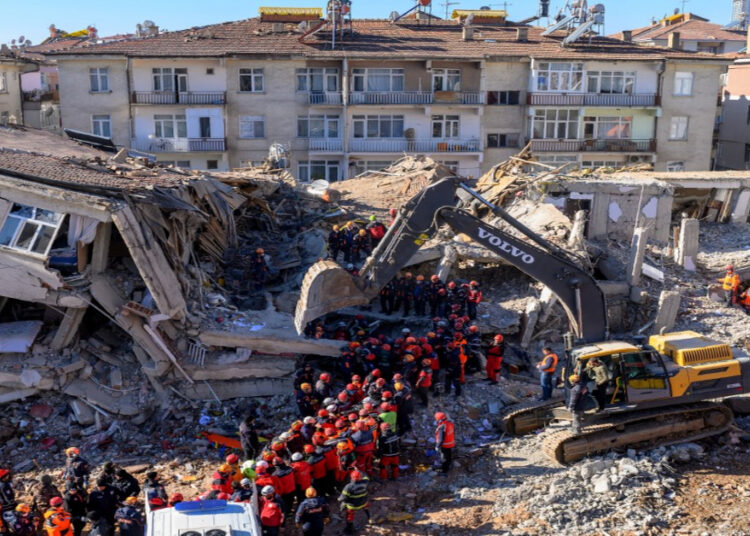 Crece temor a que surjan epidemias en zona turca afectada por el sismo