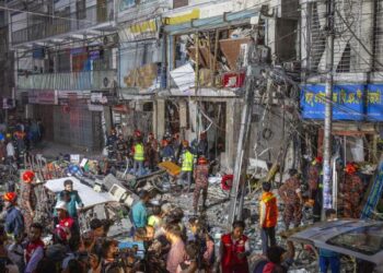 Quince fallecidos en Bangladés por explosión de edificio