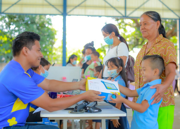 Ministerio de Educación entrega tablets a niños de parvularia en Nahuizalco gracias a la reforma educativa del Presidente Bukele