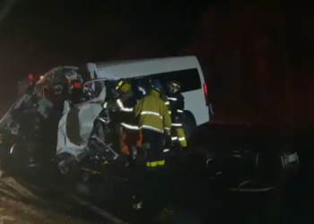 Aparatoso accidente de tránsito entre microbús y vehículo de carga deja una persona fallecida