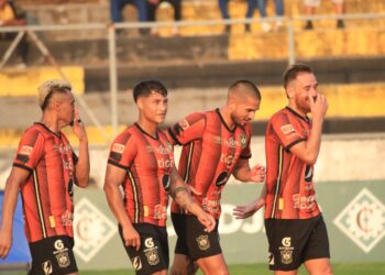 Los emplumados golearon a los gallos del Platense y se quedan con el liderato