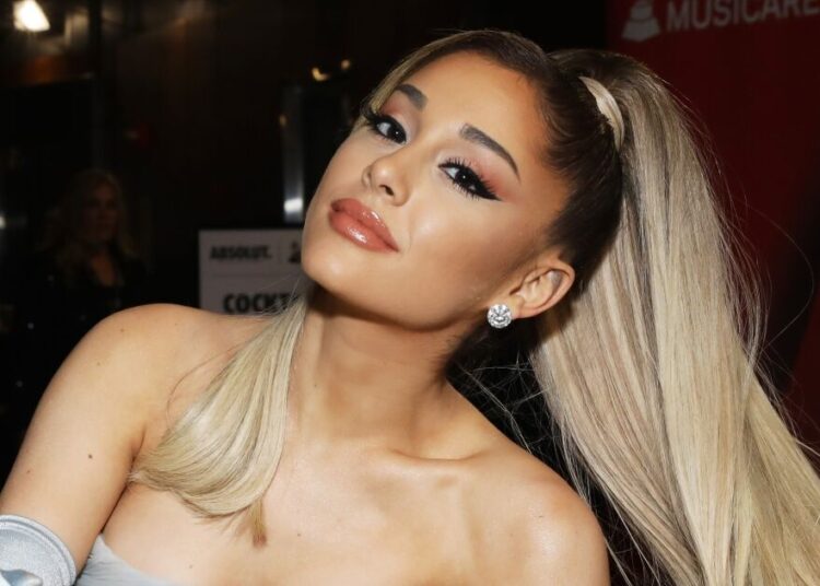 Ariana Grande podría ser la última esperanza para salvar la coronación de Carlos