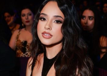 Becky G apareció sin anillo de compromiso en los premios iHeartRadio Music Awards