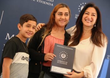 Gobierno da seguridad jurídica con la entrega de escrituras de viviendas a familias de San Vicente