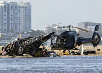 Reportan varios fallecidos al chocar dos helicópteros en EEUU