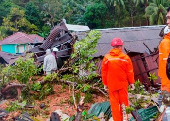 Equipos de rescate buscan a 42 desaparecidos tras avalancha en Indonesia