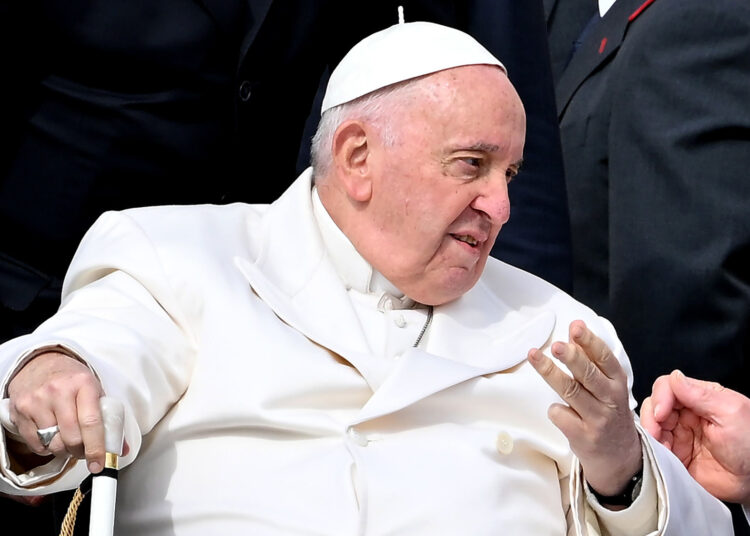 Salud del papa Francisco “mejora progresivamente” y sigue el tratamiento