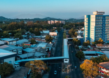 Gobierno de Nayib Bukele garantiza la seguridad de pacientes y personal médico del Hospital Benjamin Bloom con una pasarela elevada