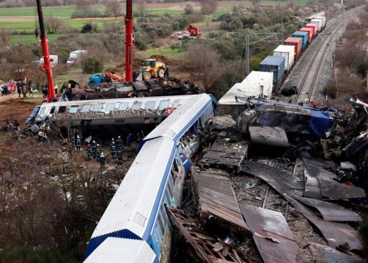Elevan a 36 los fallecidos por colisión de trenes en Grecia