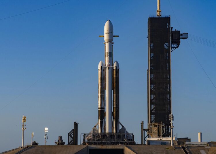 SpaceX enviará dos satélites de internet con su poderoso cohete Falcon Heavy