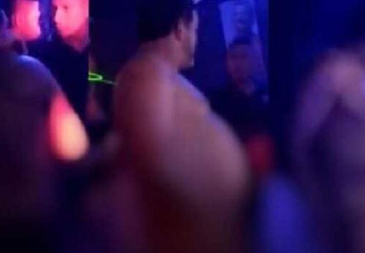 Alcalde colombiano es investigado por desnudarse en una discoteca