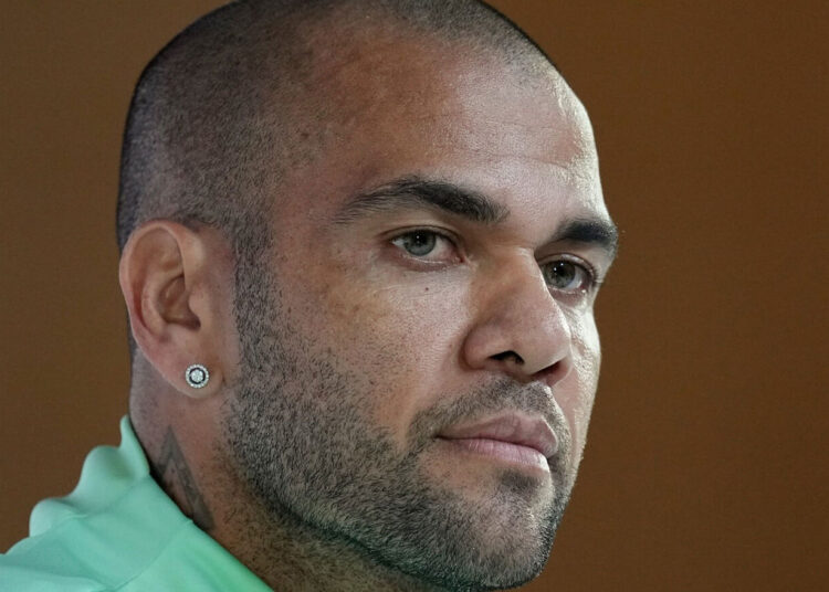 Fiscalía pide mantener en prisión a Dani Alves por riesgo de fuga