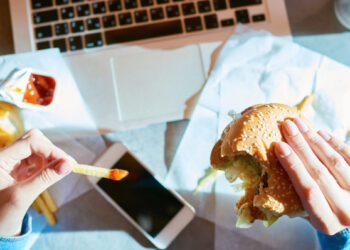 Consumo de comida chatarra se relaciona con ansiedad y estrés asiduidad