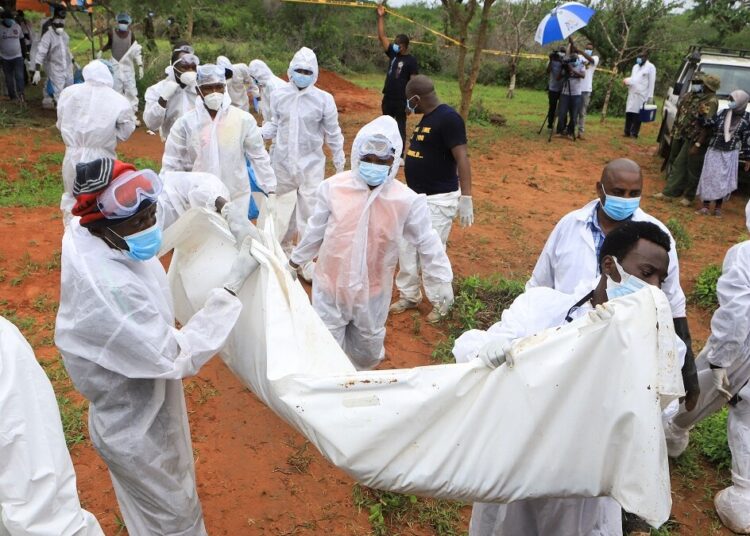 Suben a 58 los cadáveres de miembros de una secta que ayunaron hasta morir para encontrarse con Jesucristo