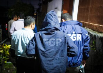 Allanan vivienda de sujeto acusado de estafar a al menos cinco víctimas con tramites de visa