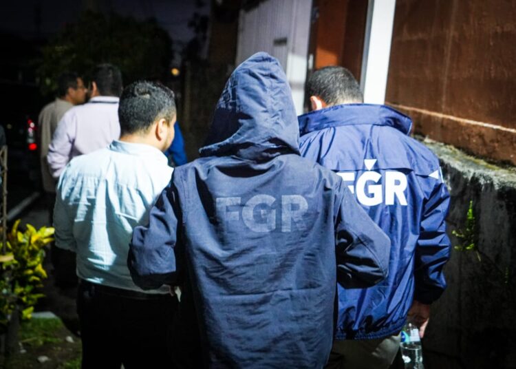 Allanan vivienda de sujeto acusado de estafar a al menos cinco víctimas con tramites de visa