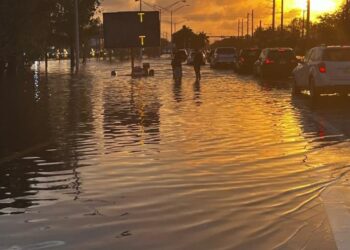 Inundaciones y vuelos cancelados por un fuerte temporal en el sur de Florida