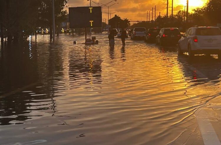 Inundaciones y vuelos cancelados por un fuerte temporal en el sur de Florida