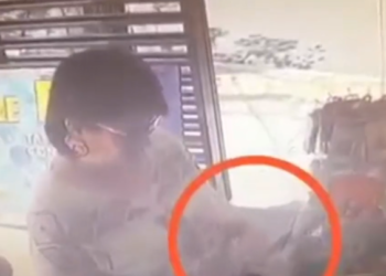 PNC captura a mujer captada robando un teléfono en un negocio de San Salvador