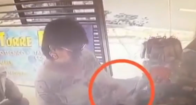 PNC captura a mujer captada robando un teléfono en un negocio de San Salvador