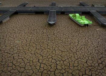 España dejó sin agua al embalse de Sau en Cataluña