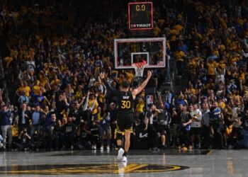 Los Golden State Warriors derrotaron a los Kings y recortaron la diferencia en la serie