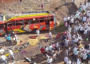 Al menos 22 muertos al volcarse autobús en la India