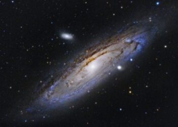 Lo que se creía un agujero negro supermasivo a la fuga es una galaxia bulbo vista de canto