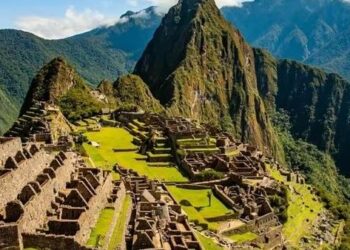 Expulsan a dos turistas europeos por tomarse fotos desnudos en Machu Picchu