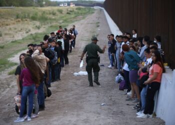 Centros migratorios de EEUU siguen saturados tras el Título 42