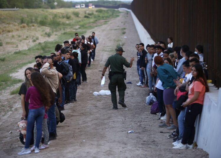 Centros migratorios de EEUU siguen saturados tras el Título 42