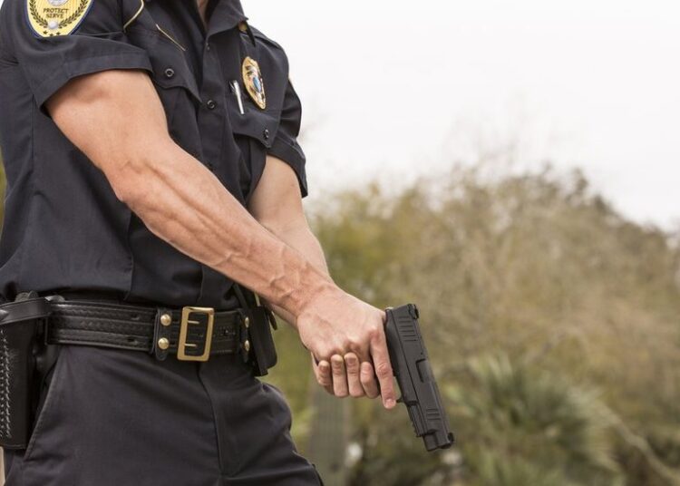 Policías en EE.UU. disparan casi 50 veces contra un hombre que amenazaba con suicidarse