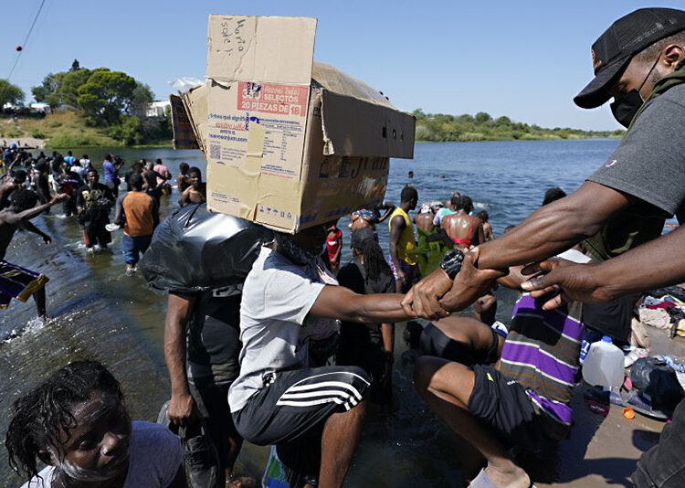 Florida demanda a la Administración Biden para detener la liberación de migrantes a EE.UU.