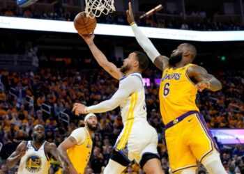 Los Warriors vencieron a los Lakers y recortaron la distancia en la serie