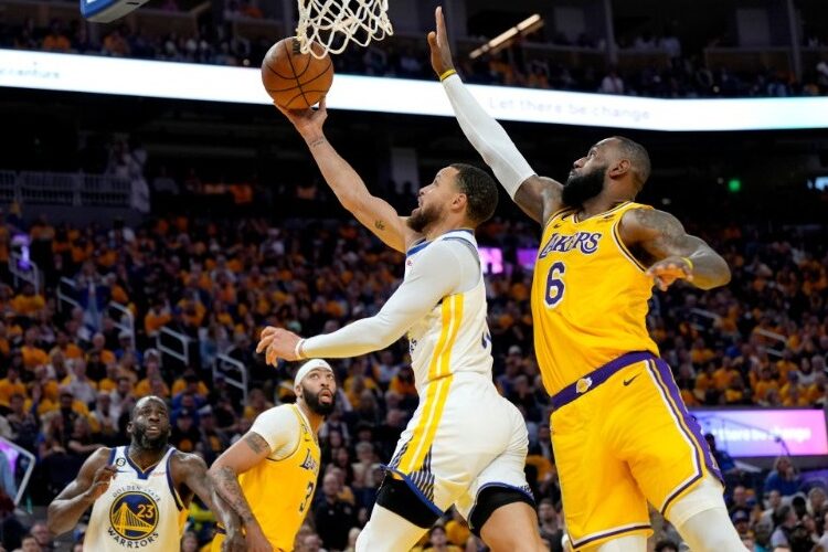 Los Warriors vencieron a los Lakers y recortaron la distancia en la serie